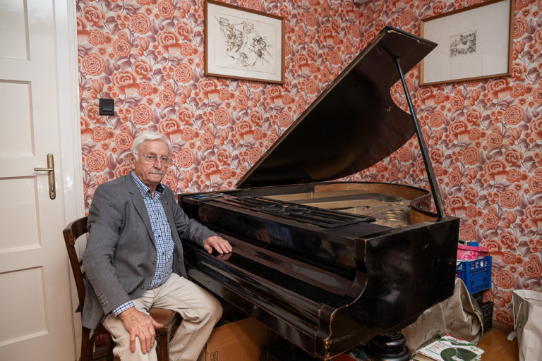 Kisfiú a zongoránál