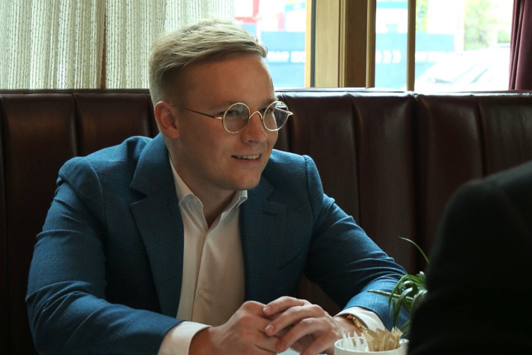 A digitális polgári körök és a fideszes áltudományos portfólió kitalálója - Partos Bence portréja