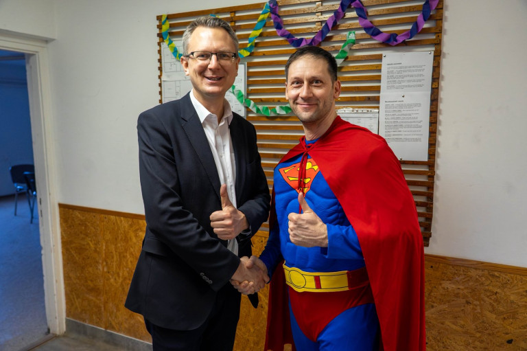 Bátran tud hallgatni