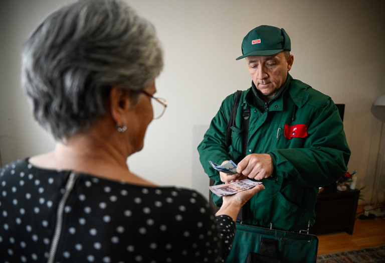 Lassan, óvatosan, öregesen  