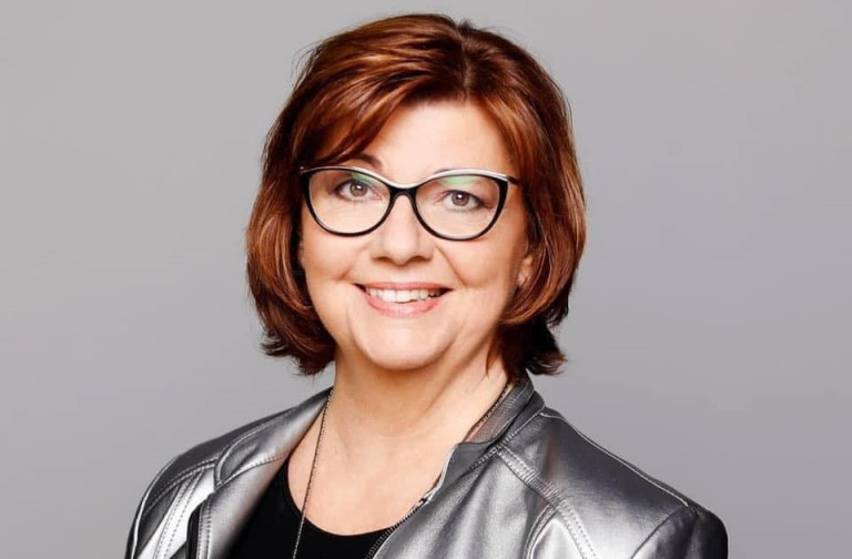 Lemond a főpolgármester-helyettes, és beül a parlamentbe