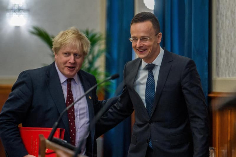 Facebookon gratulált Szijjártó Boris Johnsonnak, hogy megnyerte az ellene indított bizalmi szavazást