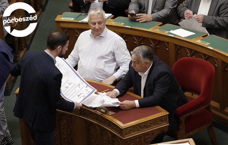 Orbán nem vette át a katatüntetők petícióját a parlamentben