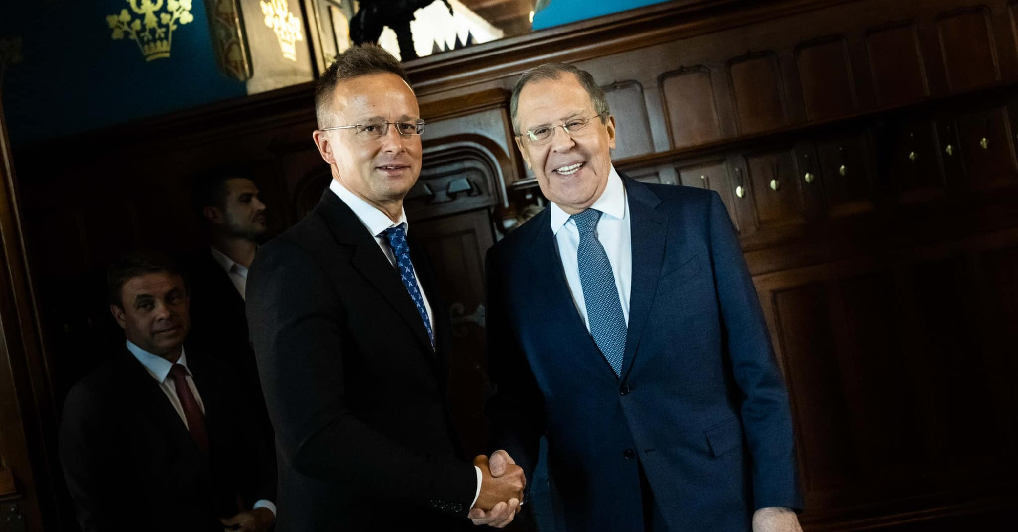 Valakinek feltűnt, hogy Szijjártó mindig Lavrovval fotózkodik