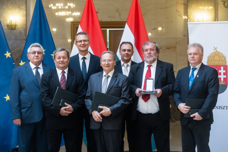 Rétvári-közeli alapítványhoz került Vác patinás épülete, az ügy kulcsszereplője érdemkeresztet kapott
