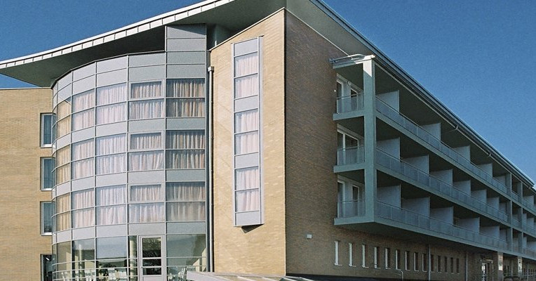 Havi 440 ezer forintos ápolás helyett kikötözték az ágyhoz a kiszáradt, idős férfit