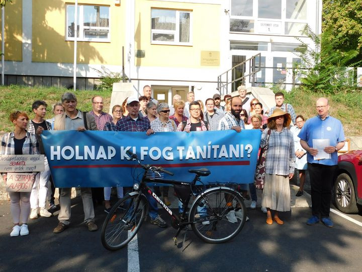 Az egyik tanárszervezet szerint kell, a másik szerint nem kell tárgyalni