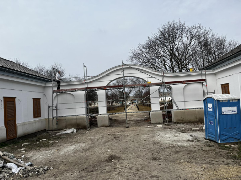 Luxus üvegház épül a hatvanpusztai „Orbán-kastélyon”