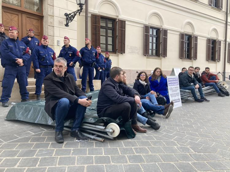 Ismét kordont bontott az ellenzék a Karmelitánál