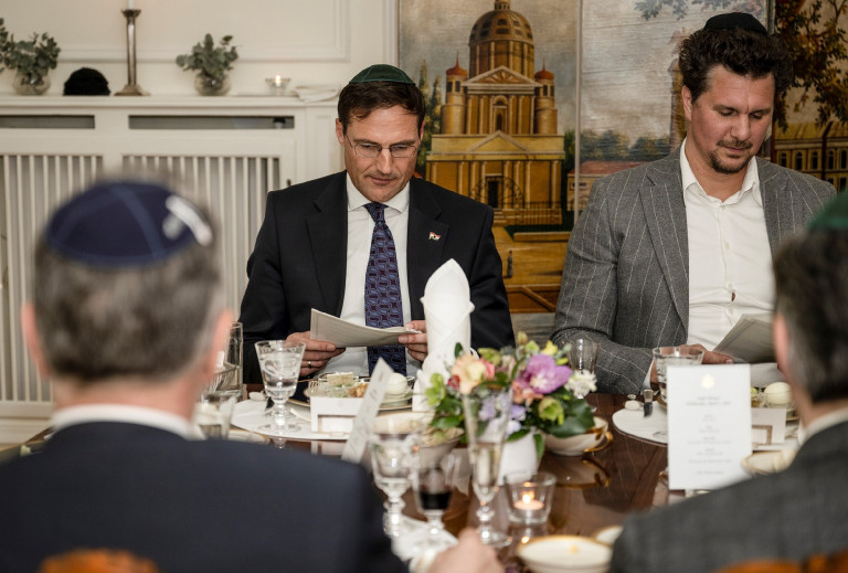 Kipában széderezett Gyöngyösi Márton az amerikai nagykövetségen