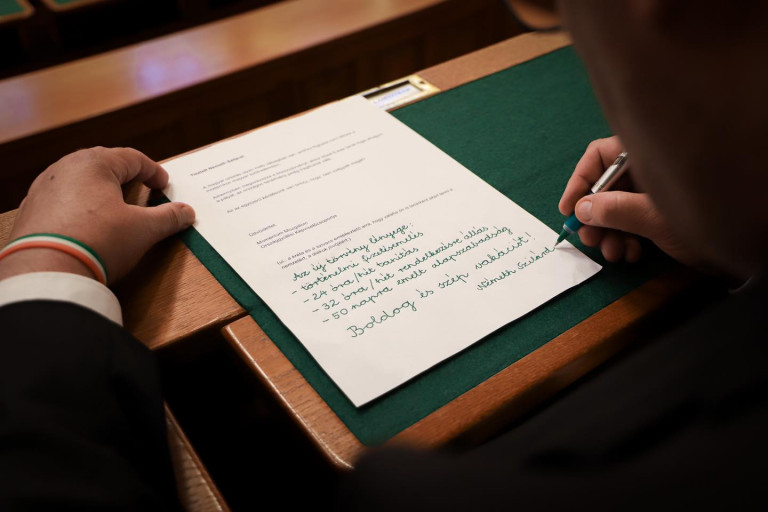 Kézzel írott levélben válaszolt a Momentumnak Németh Szilárd