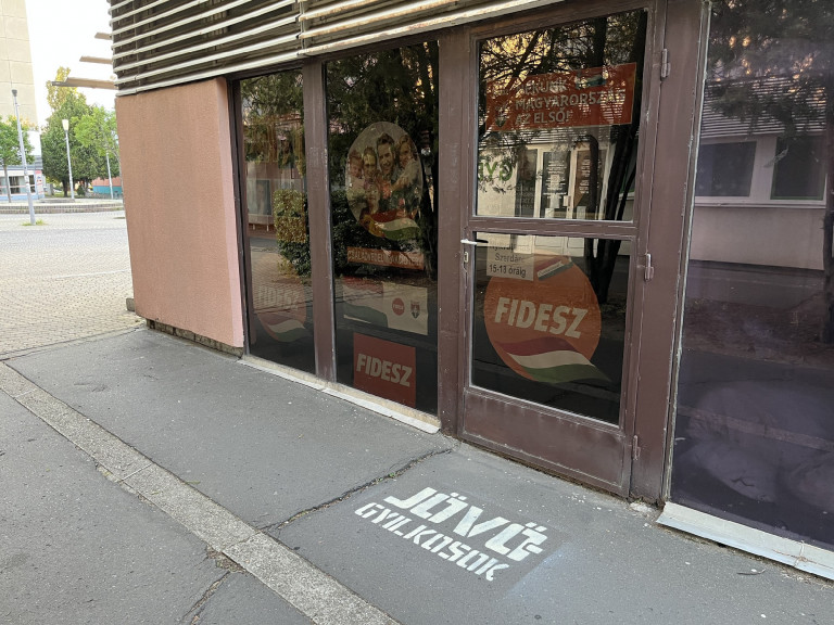 „Jövőgyilkosok” – Fidesz-irodák előtt akciózott a Momentum