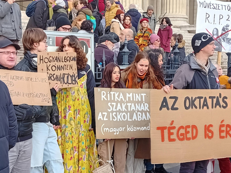 A Szépművészeti előtt tüntettek a művészettörténet tantárgy megszüntetése ellen