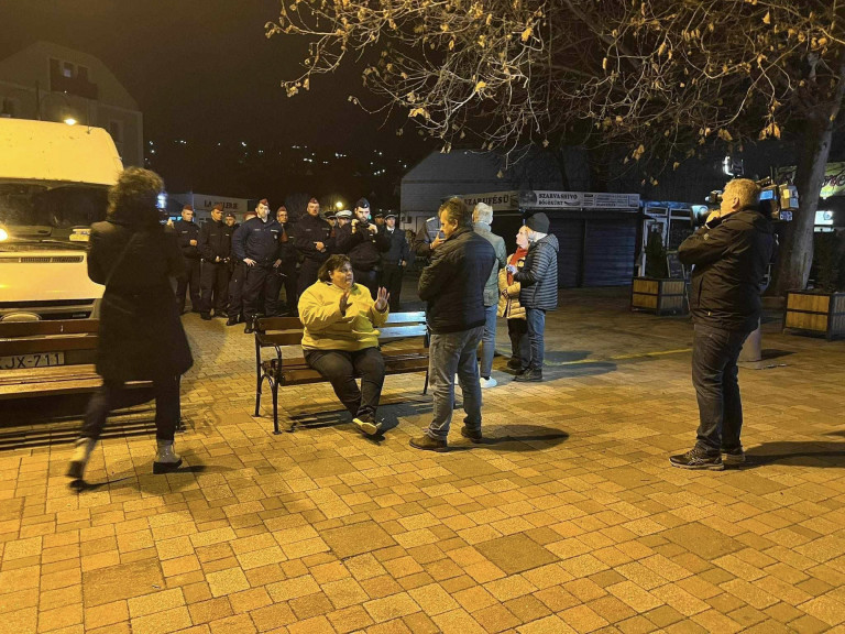 Hangosan hallgatta a Fidesz-frakció közelében a Momentum aktivistája Magyar Péter interjúját, kimentek a rendőrök