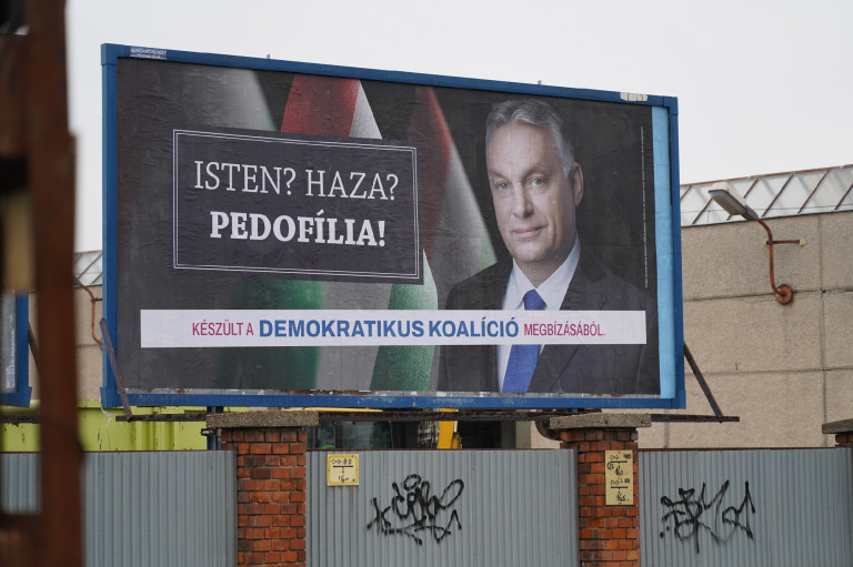 „Isten? Haza? Pedofília!” – Plakátkampányt indított a DK