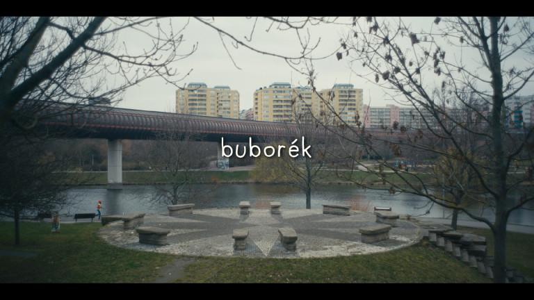 A bicskei gyermekotthon áldozatára emlékezik Simon Kornél zenekara