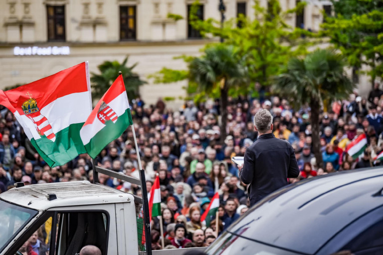Megdöbbentő számok: Jócskán lehagyta Magyar Péter pártja a DK-t egy kutatás szerint