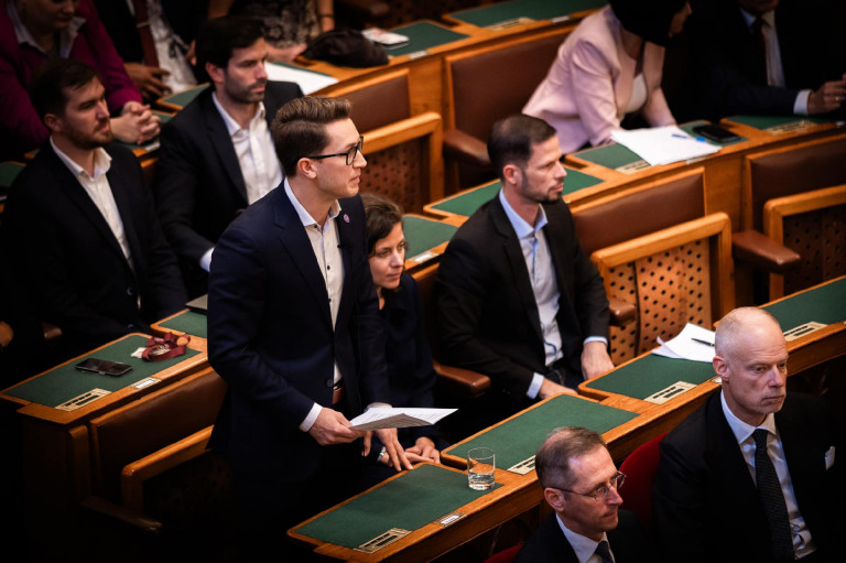 Bedő Dávid kérésére Karsai Dániel előtt tisztelgett a parlament, Kövér szerint ízléstelen provokáció történt