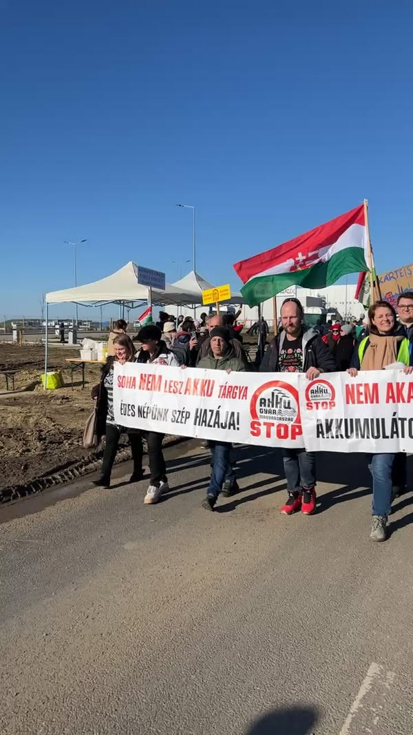 Több ezren tüntettek az akkugyárak ellen Debrecenben