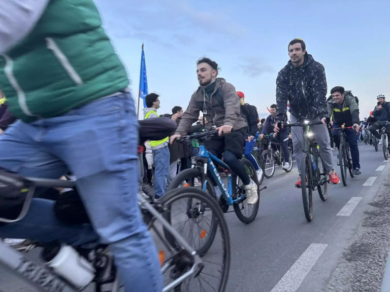 Szerb diákok foglalták el a Hősök terét