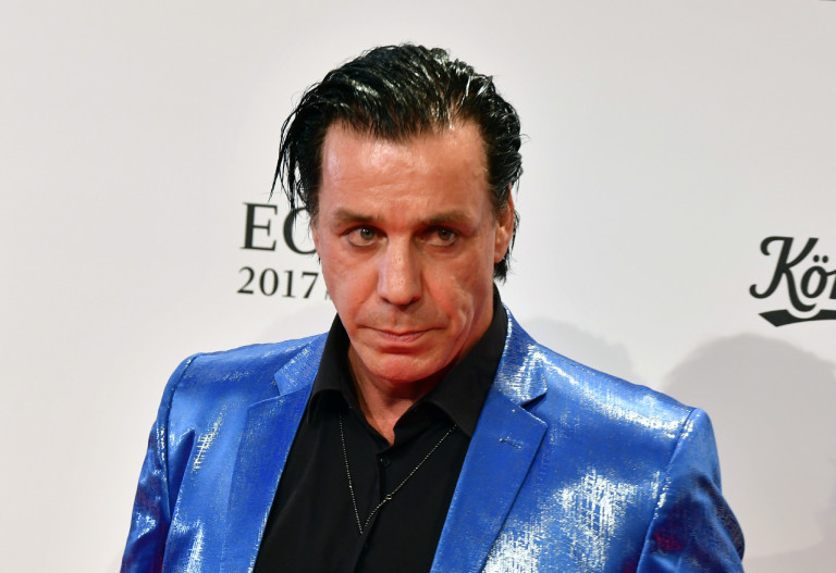Leállították a Rammstein énekese ellen szexuális zaklatás vádjával indított vizsgálatot