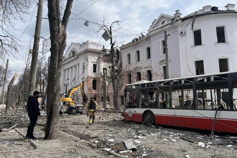 Misére tartó tömeget ért orosz bombatámadás az ukrajnai Szumi városában