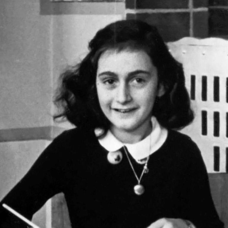 Palesztinpárti felirattal rongálták meg Anne Frank szobrát