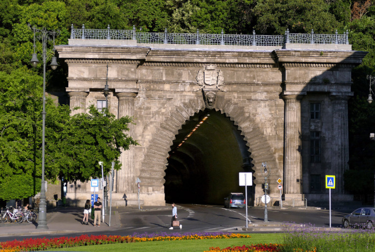 Kedden kezdődik a Clark Ádám tér felújítása