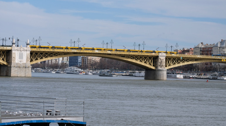 A Margit hídnak ütközött egy teherhajó