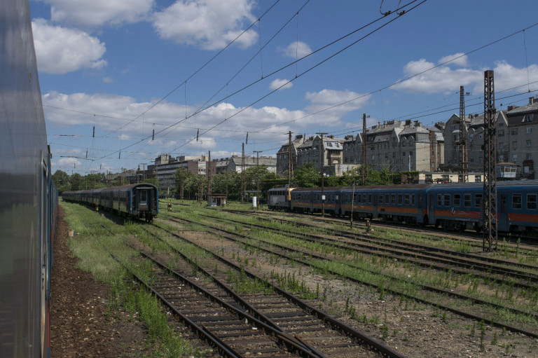 Megütötték egy Budapest felé tartó vonat jegyellenőrét 