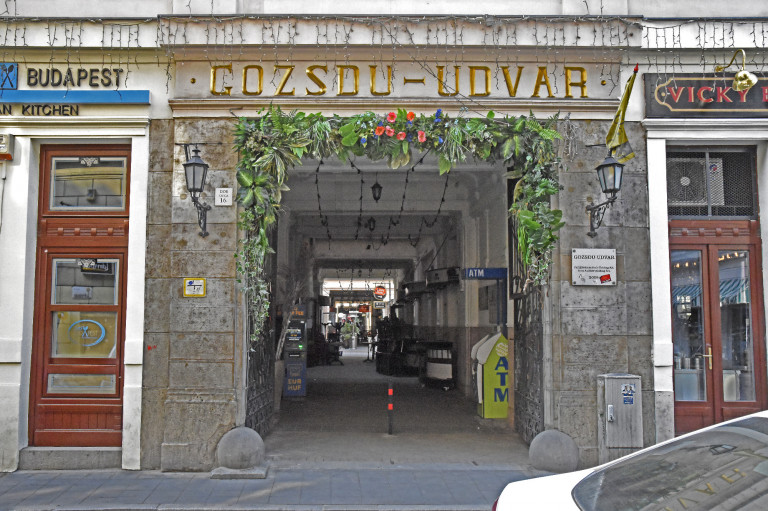 Légpisztollyal lövöldözött egy férfi a Gozsdu udvarban