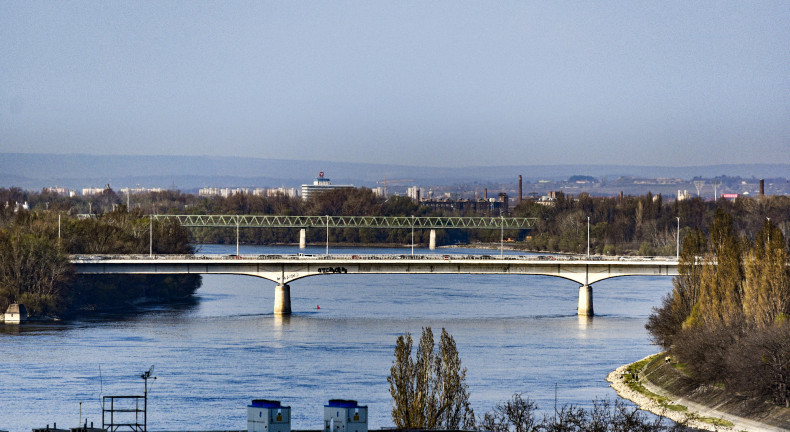 Kigyulladt egy hajó az Árpád hídnál