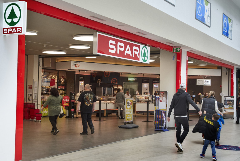 A magyar oligarchák elől menekül az osztrák Spar-csoport