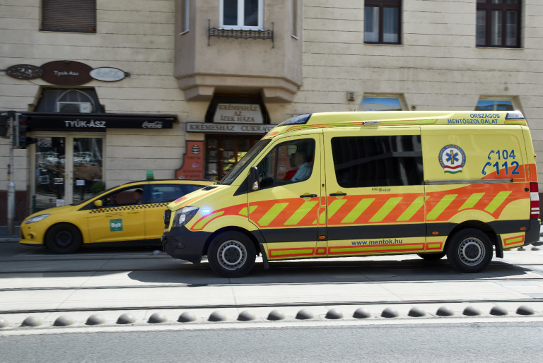 A mentősöknek régiónként naponta négy mentőkocsit kell adnia a fővárosi feladatokra