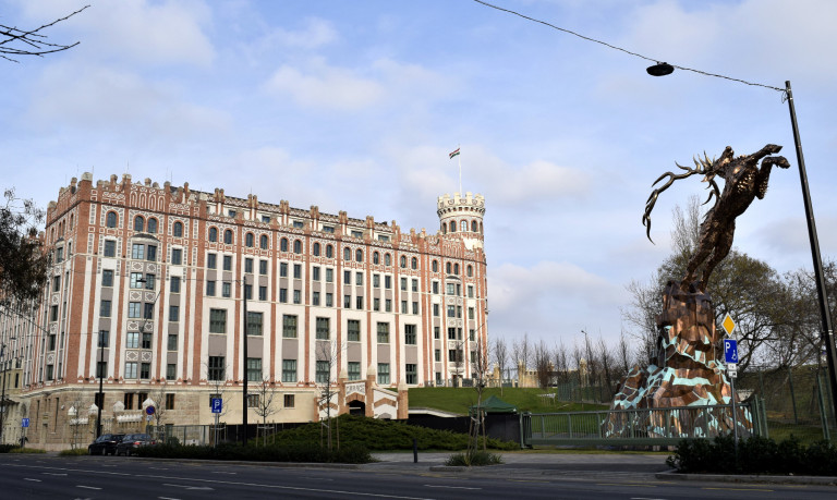 Külön biztonsági őr vigyázza a jegybank Csodaszarvas-szobrát