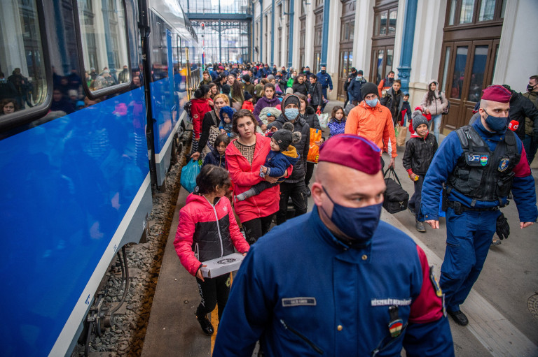 Vasárnap több mint háromezer menekültet fogadtak a fővárosi pályaudvarokon