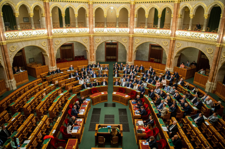 A hekkerbotrány miatt rendkívüli parlamenti ülést akar az ellenzék