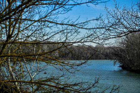 Úszni nem tudó kislányokat sodort el a Tisza, egyiküket még keresik