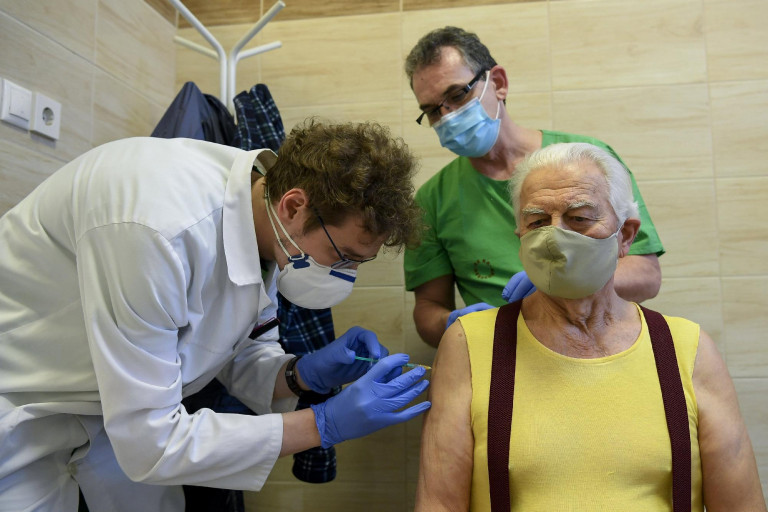 Orvostanhallgatók keresik fel az oltatlan 60 év felettieket