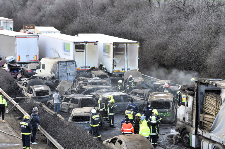 Újra kell aszfaltozni az M1-est a hétvégi tömegbaleset helyszínén