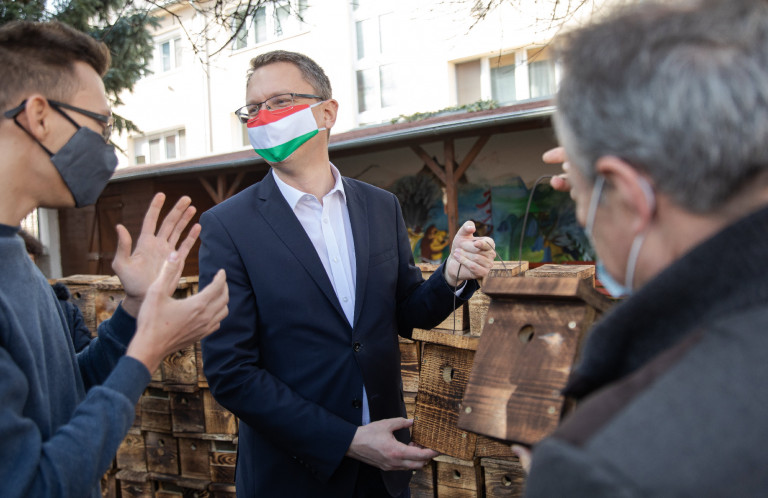 A kampány hajrájában számolja fel a váci Fidelitas-elnök alapítványa a városszéli illegális hulladékot