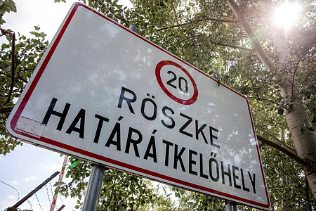 Szünetel a kiléptetés a Röszke határátkelőhelyen