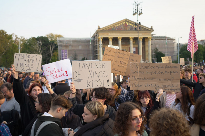 tanárok tüntetés október 14.