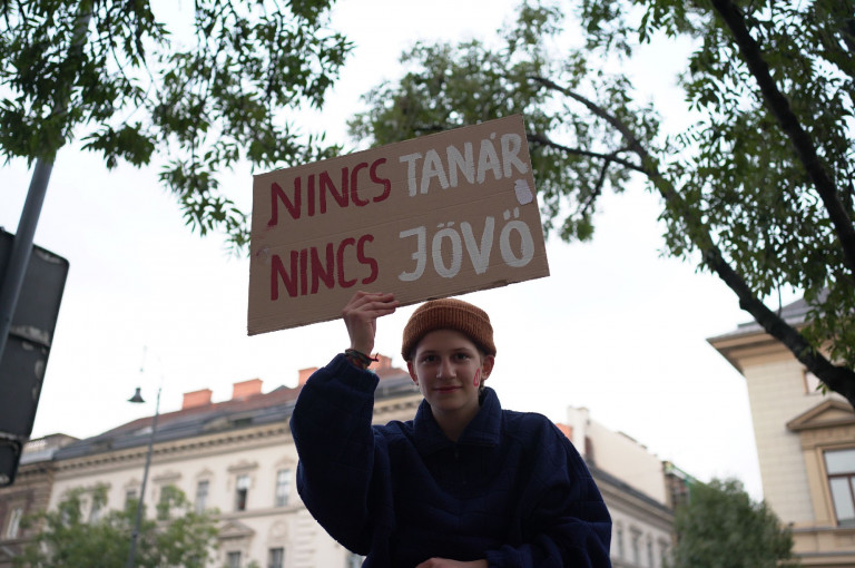 Forgalomlassító tüntetést tartottak Győrben a Révai Gimnázium tanárai és diákjai szervezésében