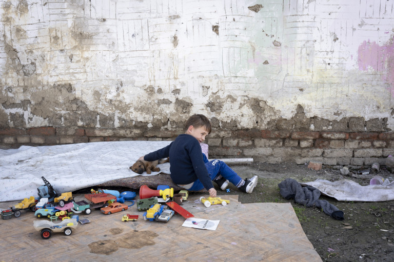 „A kormány álláspontja, hogy neki nincs dolga az éhezéssel” – Bass László szociológus a gyermekéhezésről és -szegénységről