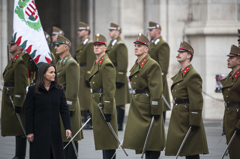 Népszava: Novák Katalin hivatalos útjai során honvédségi géppel repül