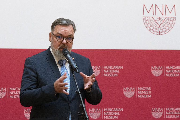 Mire gondolhattak az L. Simonnak sorfalat álló múzeumi dolgozók tapsolás közben?