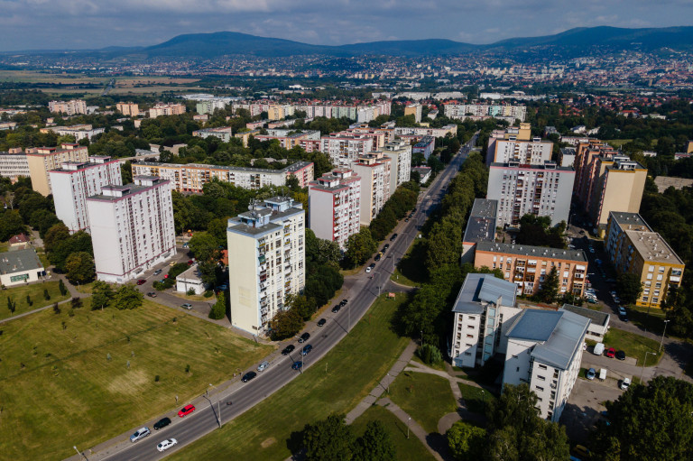 Kiürítettek egy lakóházat Pécsen, mert egy nő robbantással fenyegetőzött