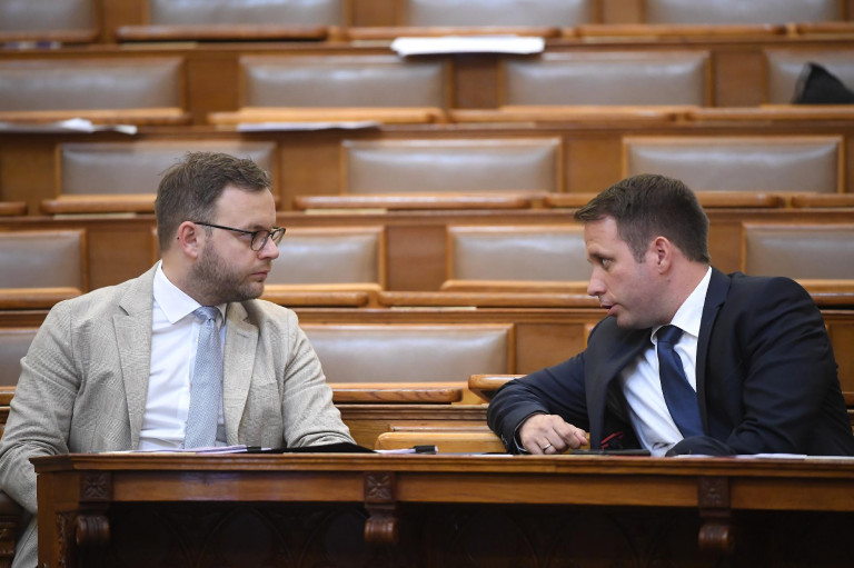 Milliókkal jutalmaztak 19 államtitkárt