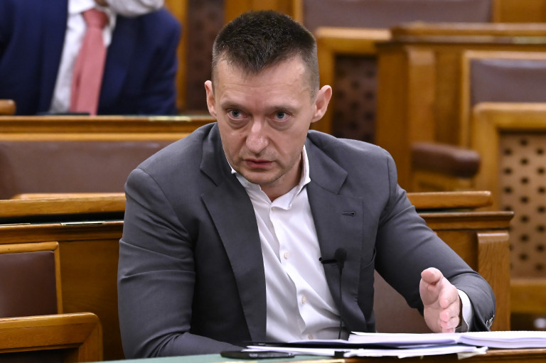 Rogán levétele miatt tiltakoznak a demokraták